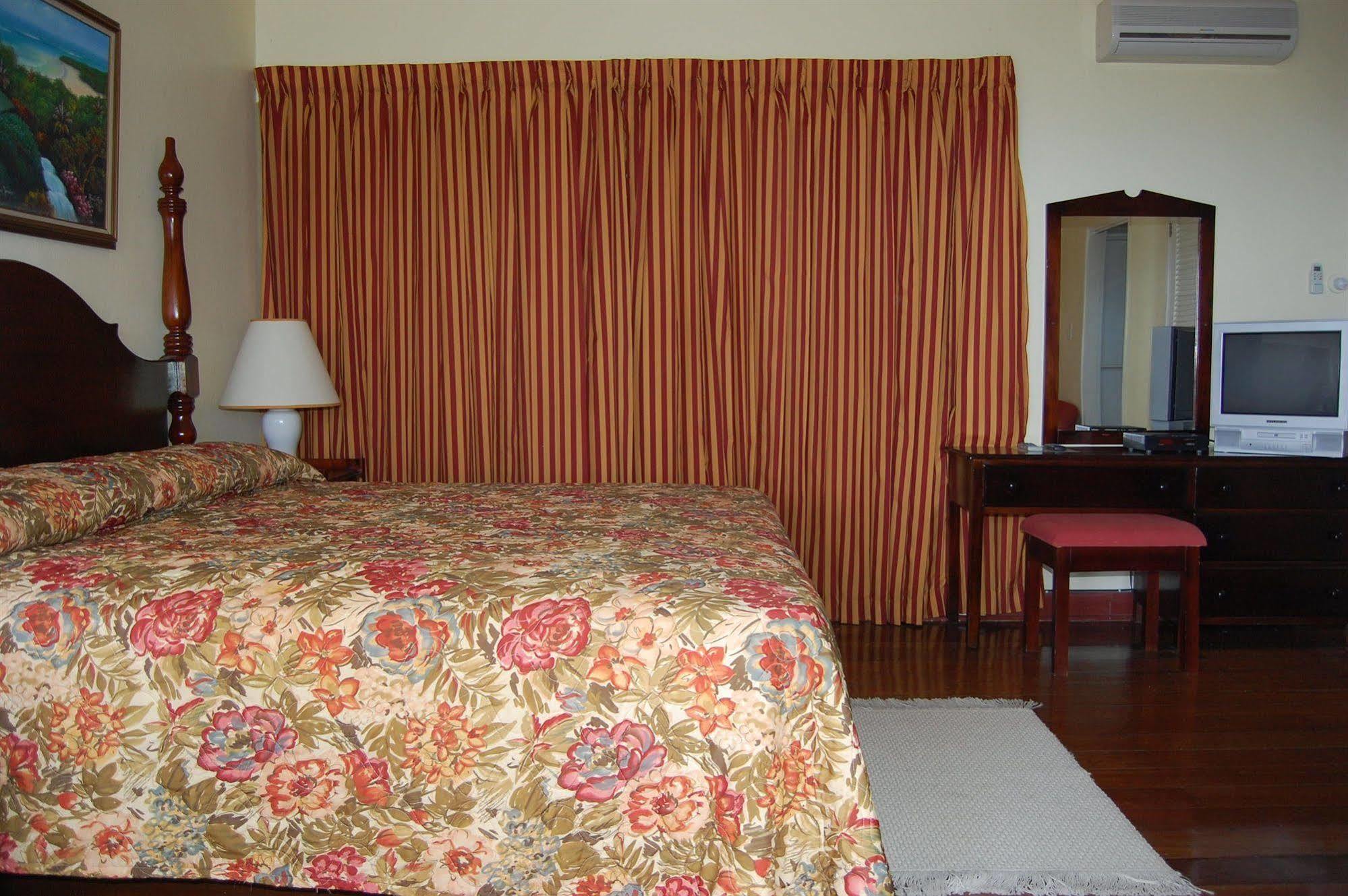 Inn At Shaw Park Gardens & Waterfalls オーチョ・リオス エクステリア 写真